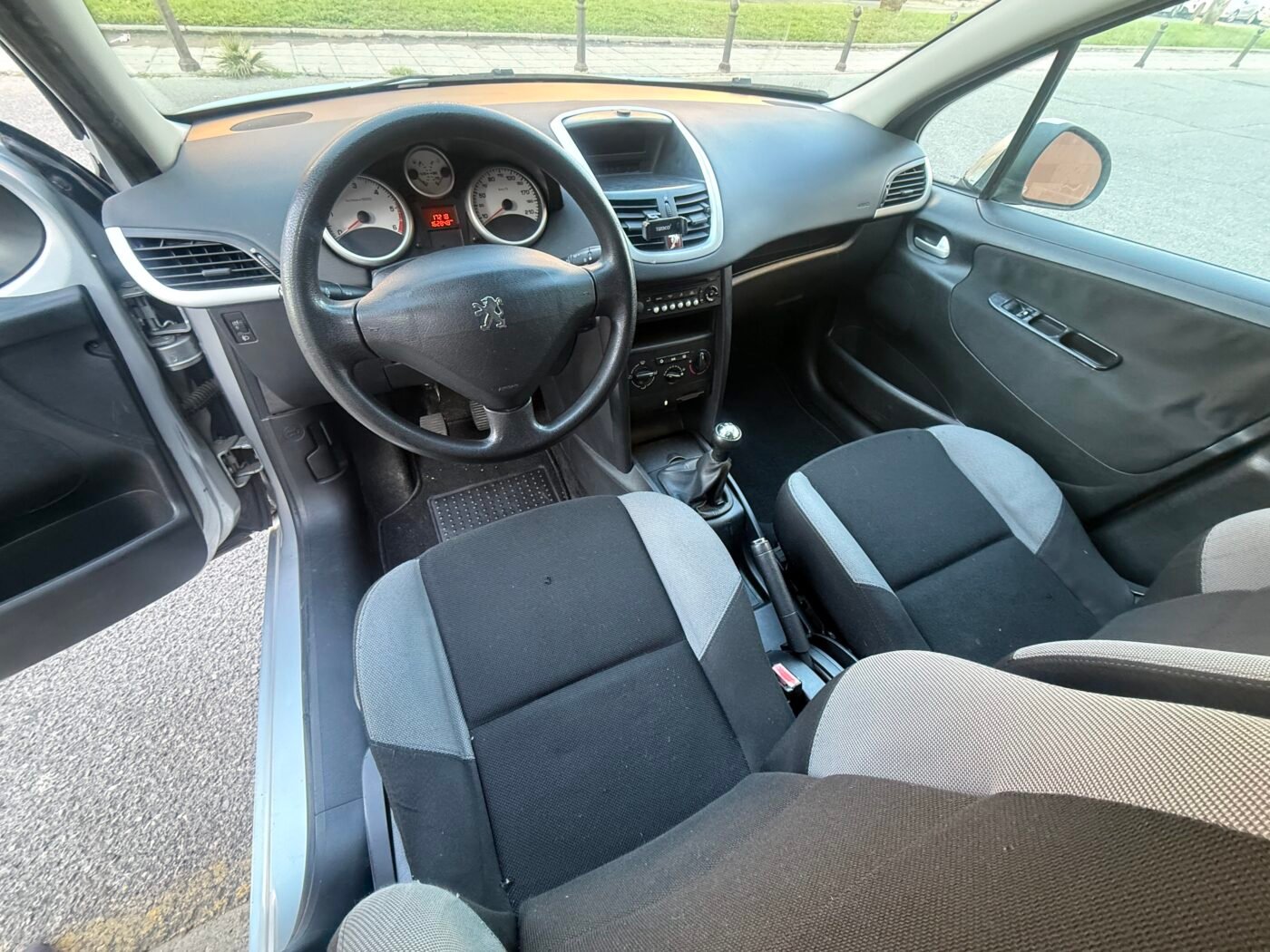 PEUGEOT 207 1.6 hdi 90
